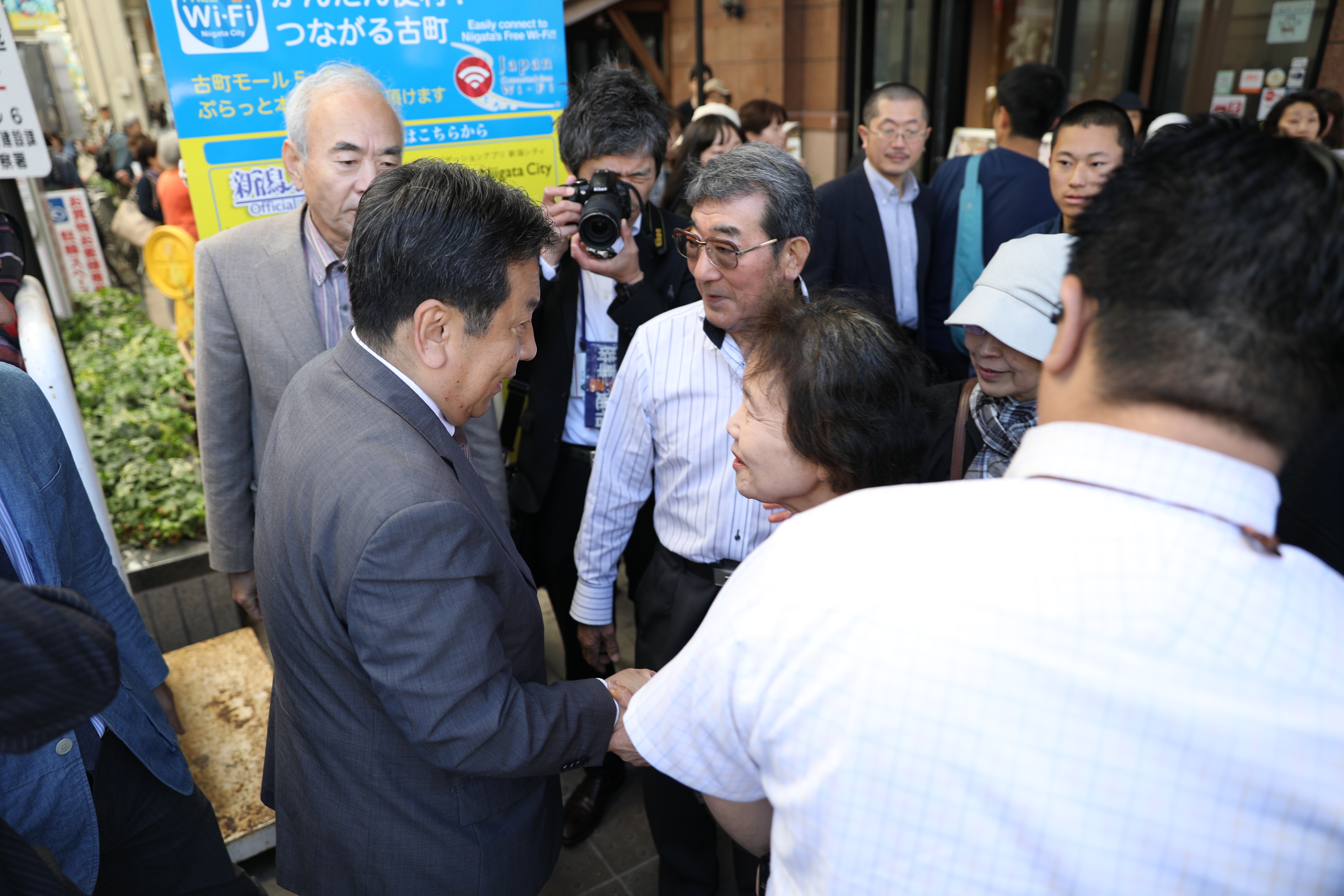 街頭演説修了後に握手をする枝野代表