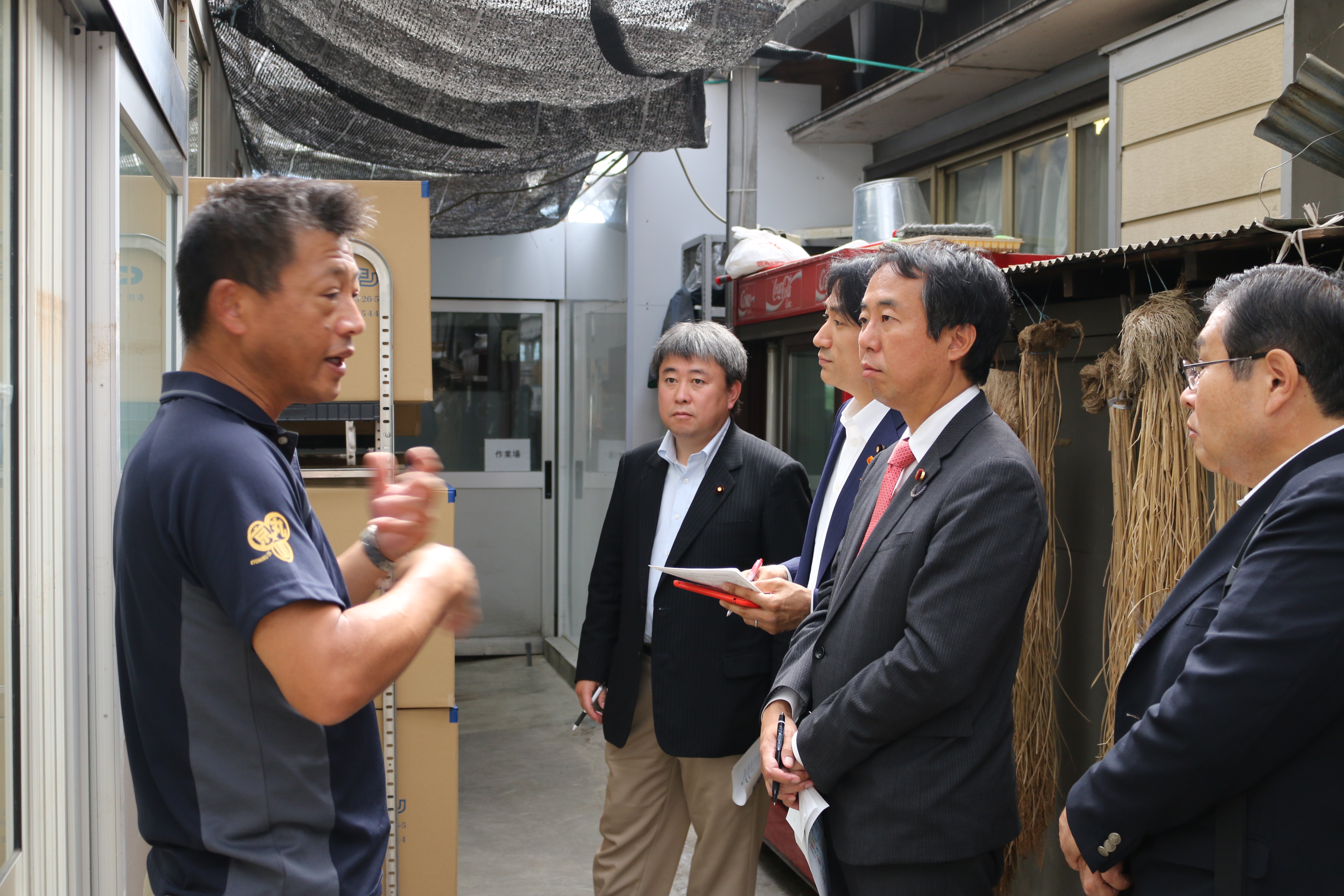 京丸園で説明を聞く視察団