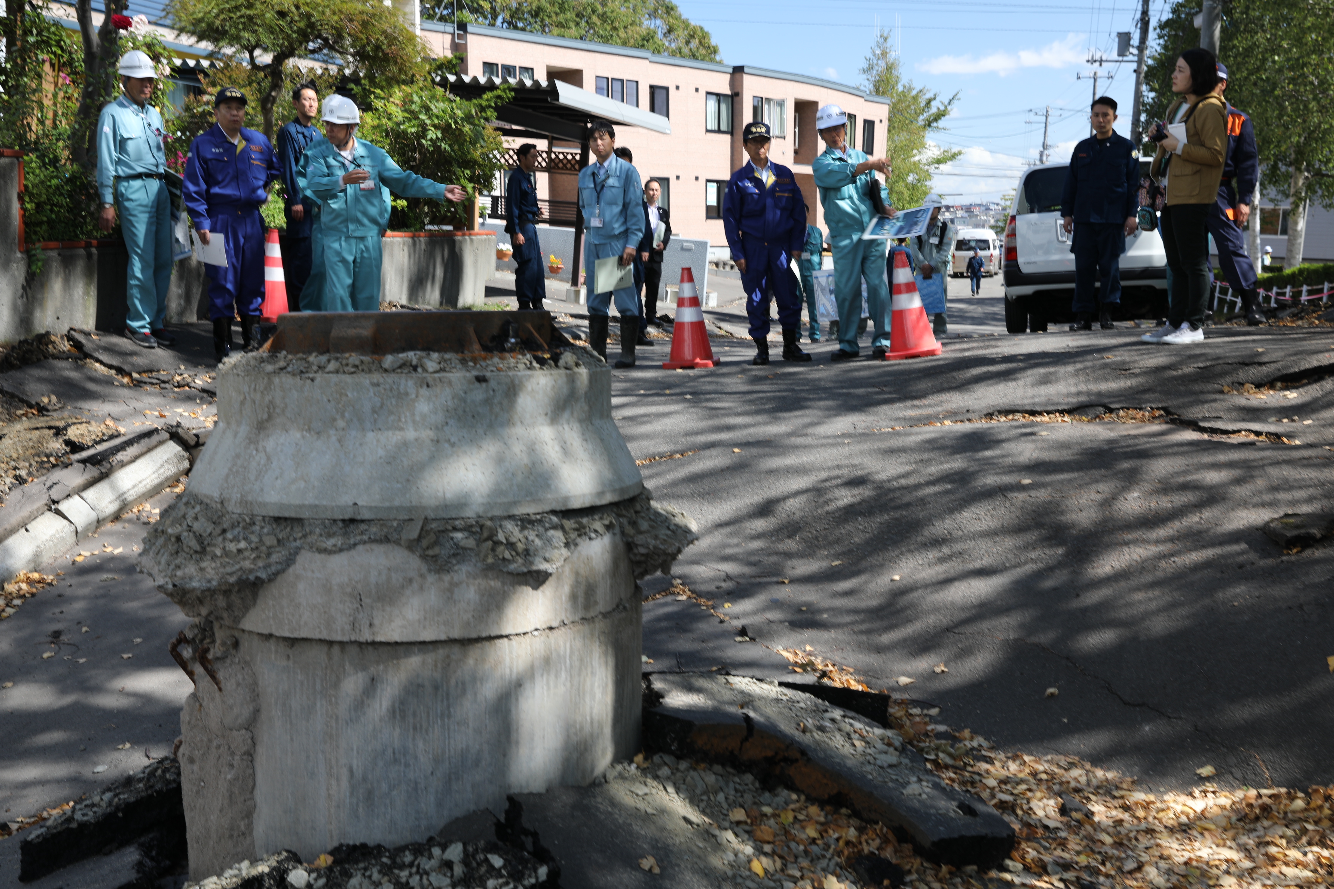 液状化で周囲が落ち込んでしまったマンホール