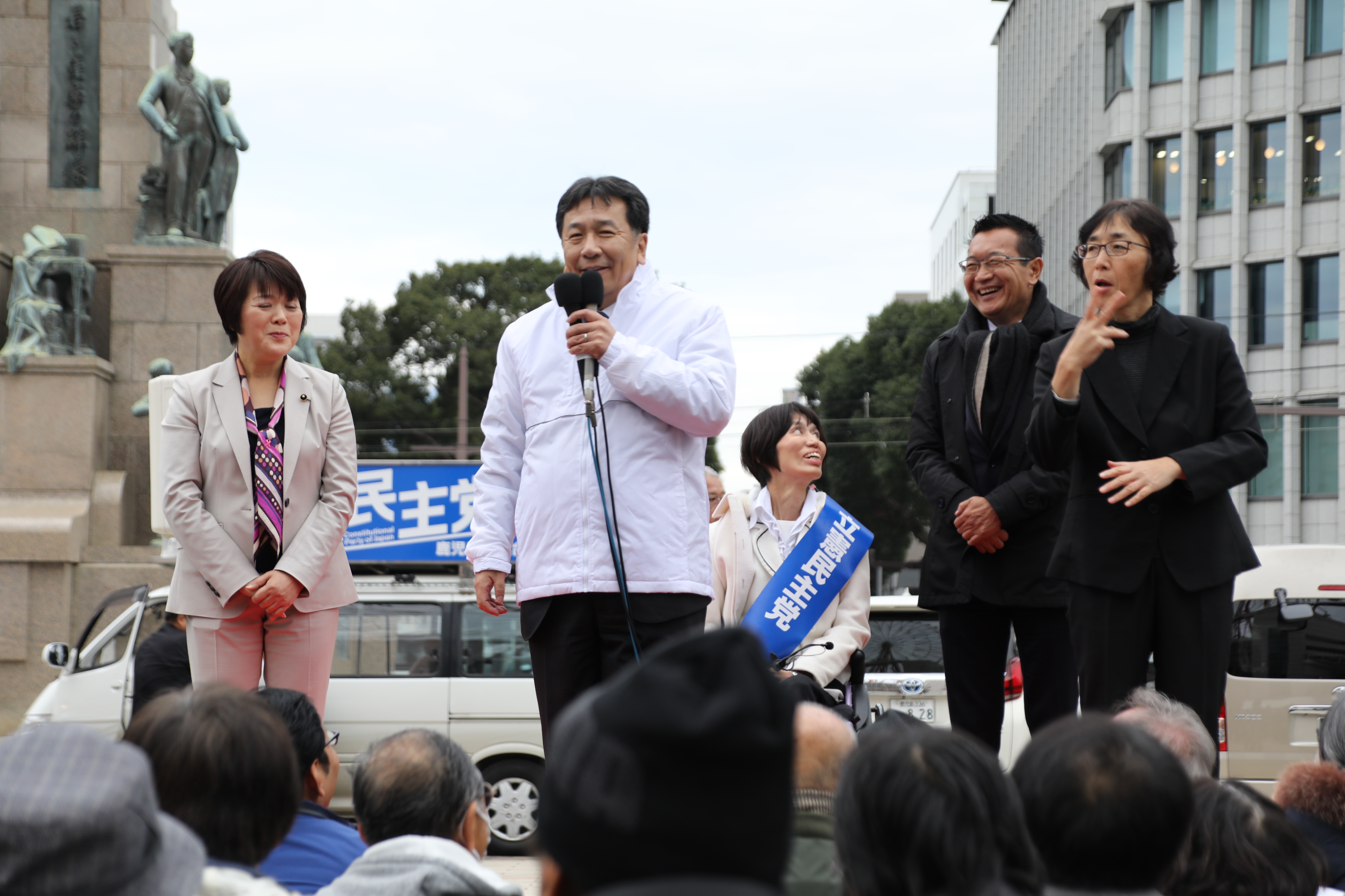 鹿児島中央大作戦のやなぎ県議、枝野代表、安楽県連政策委員長、川内衆院議員（左から）