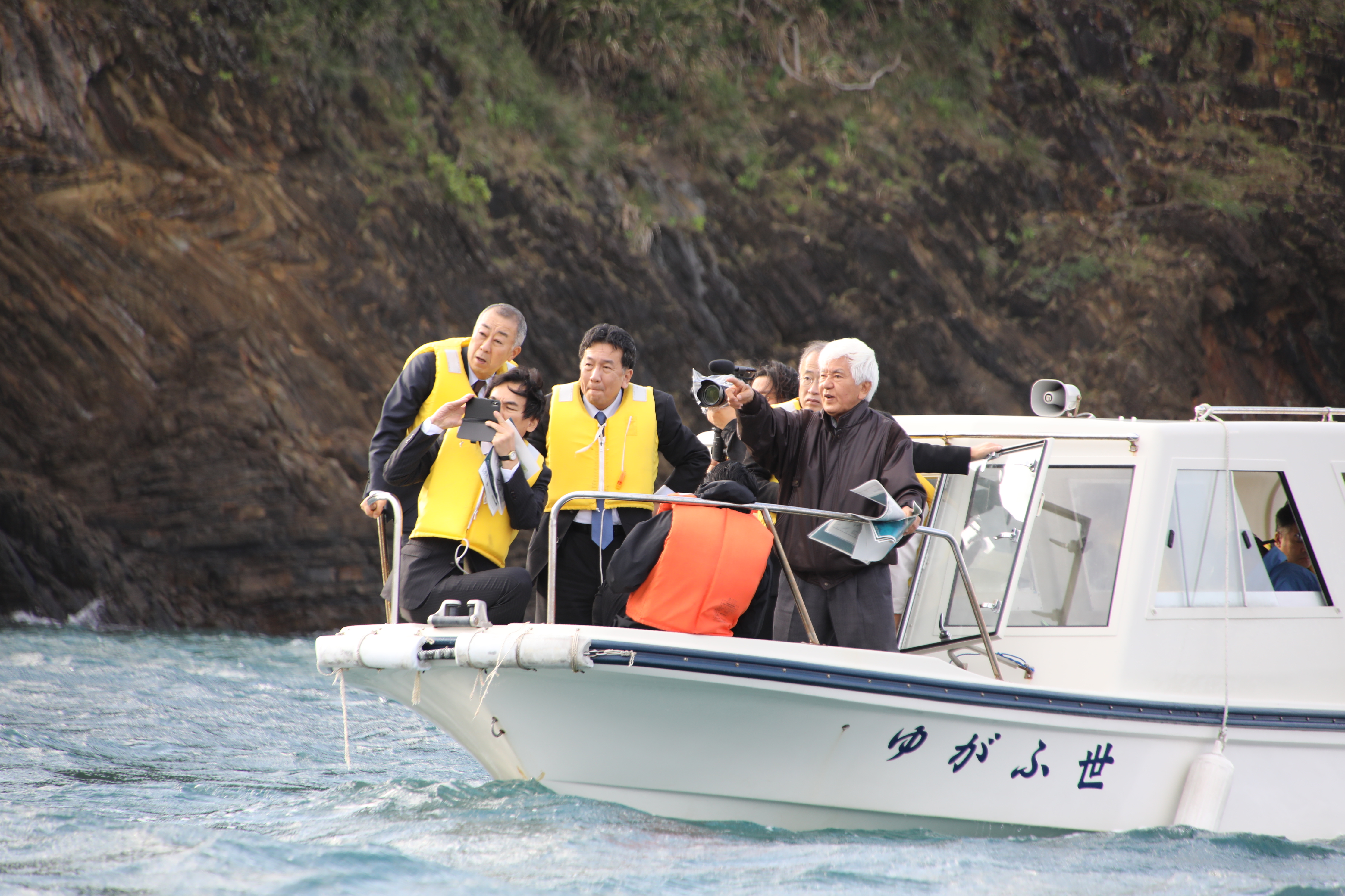 船上から辺野古基地埋め立て工事現場を視察する枝野代表ら