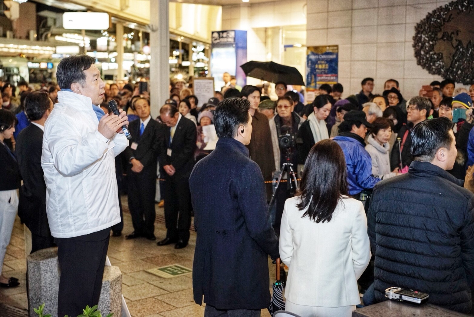 聴衆に訴える枝野代表