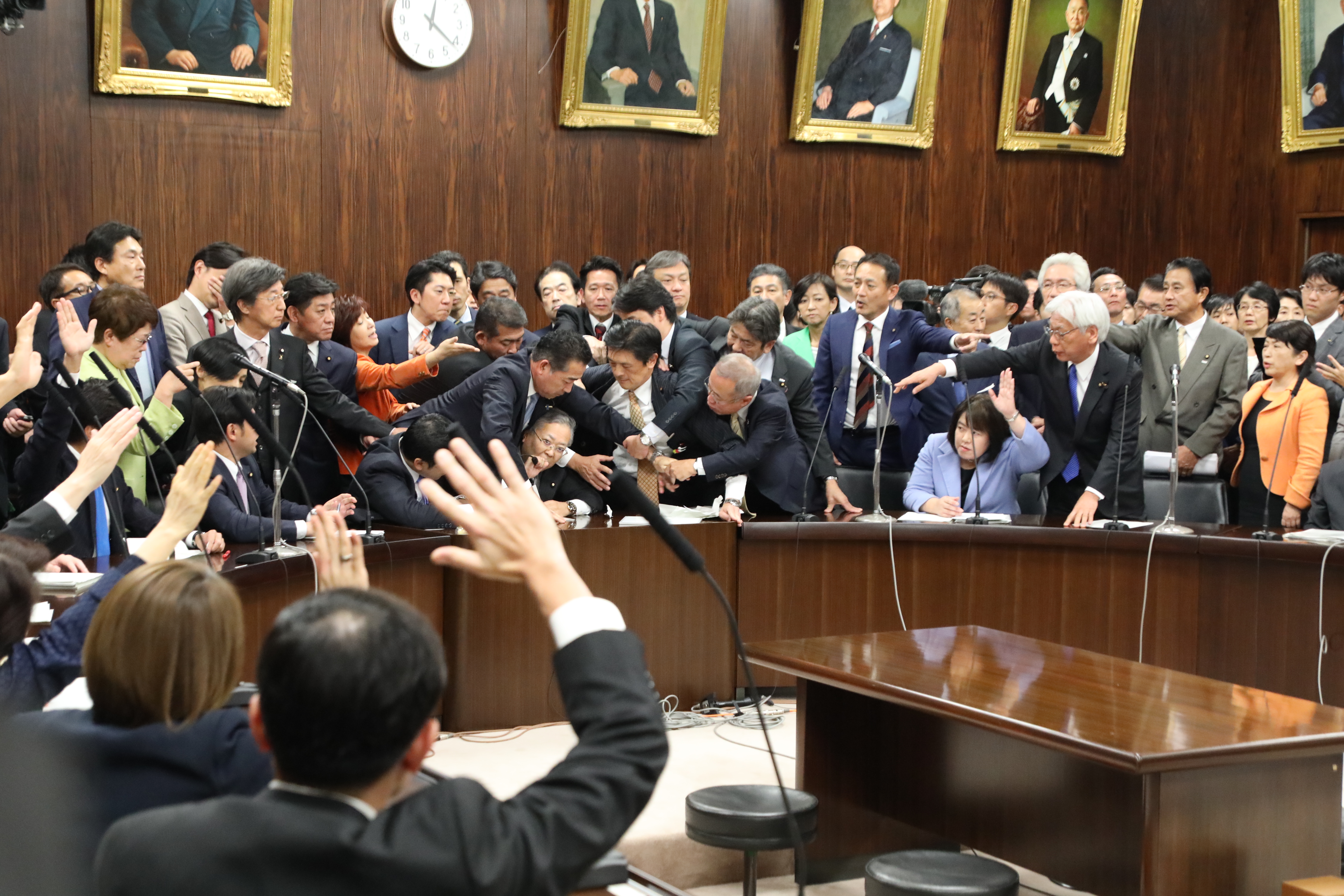 再開された法務委員会の様子