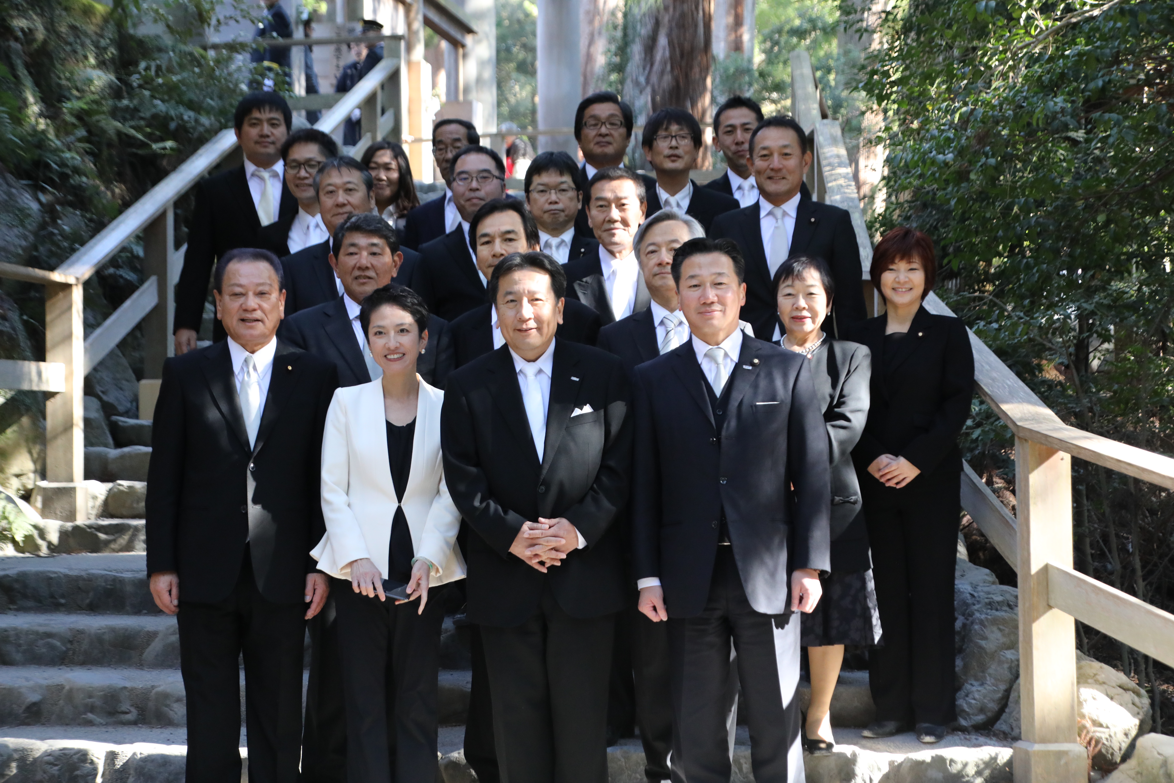 皇大神宮（内宮）参拝後の議員ら