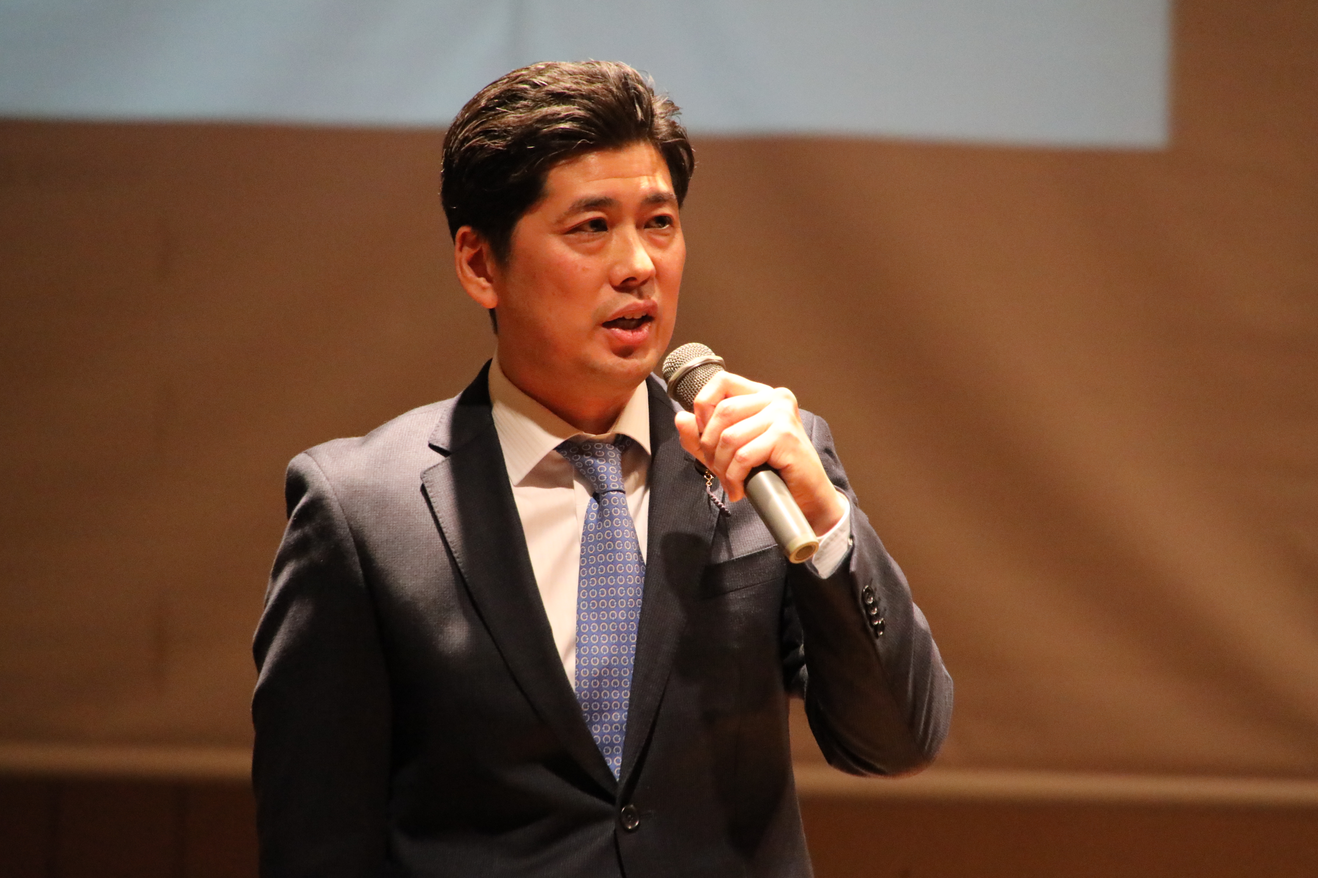 諫早会場であいさつする松平衆院議員