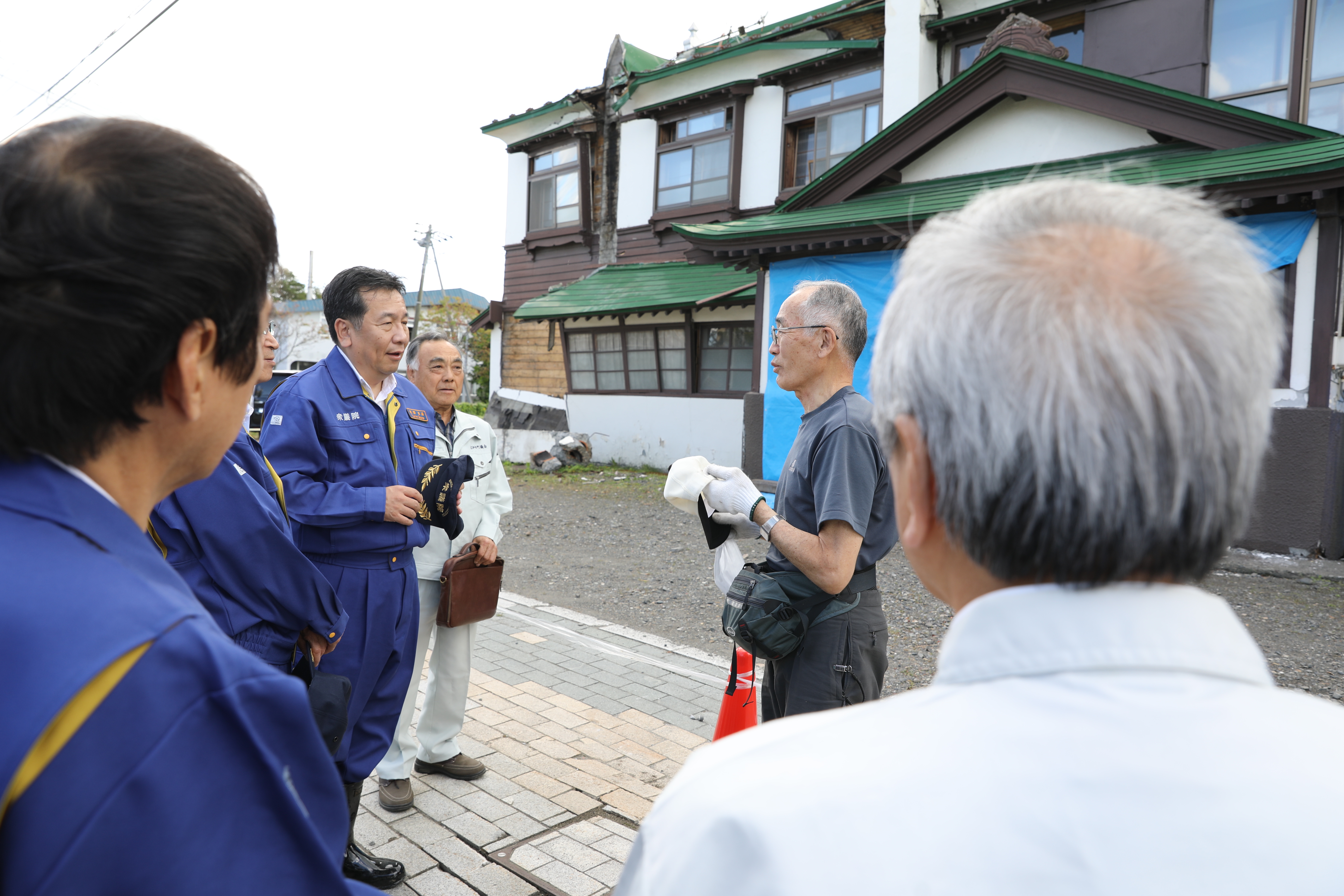 旧鵡川駅逓前で話を聞く枝野代表ら