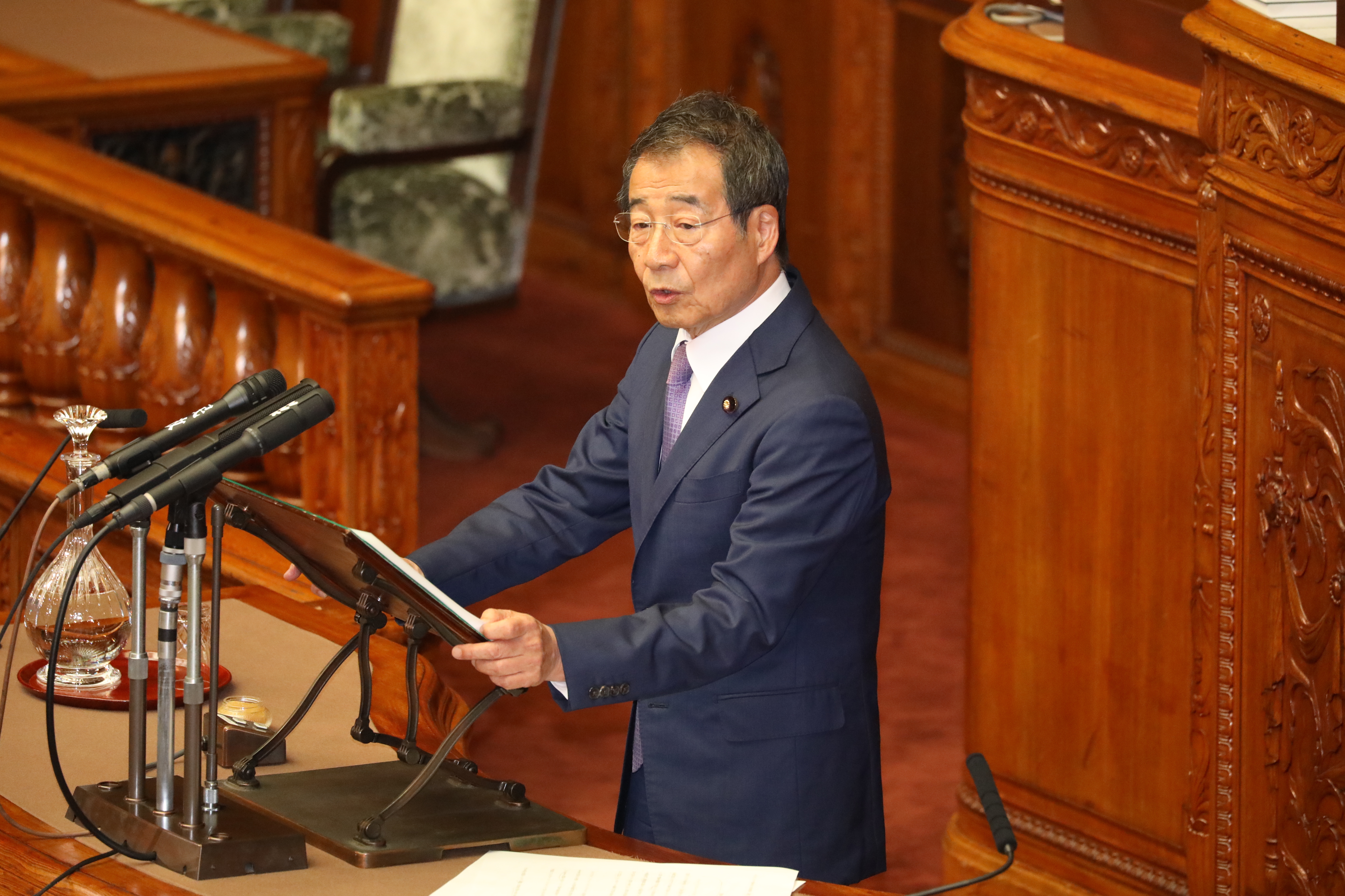 横山法務委員長解任決議案の賛成討論を行う真山議員